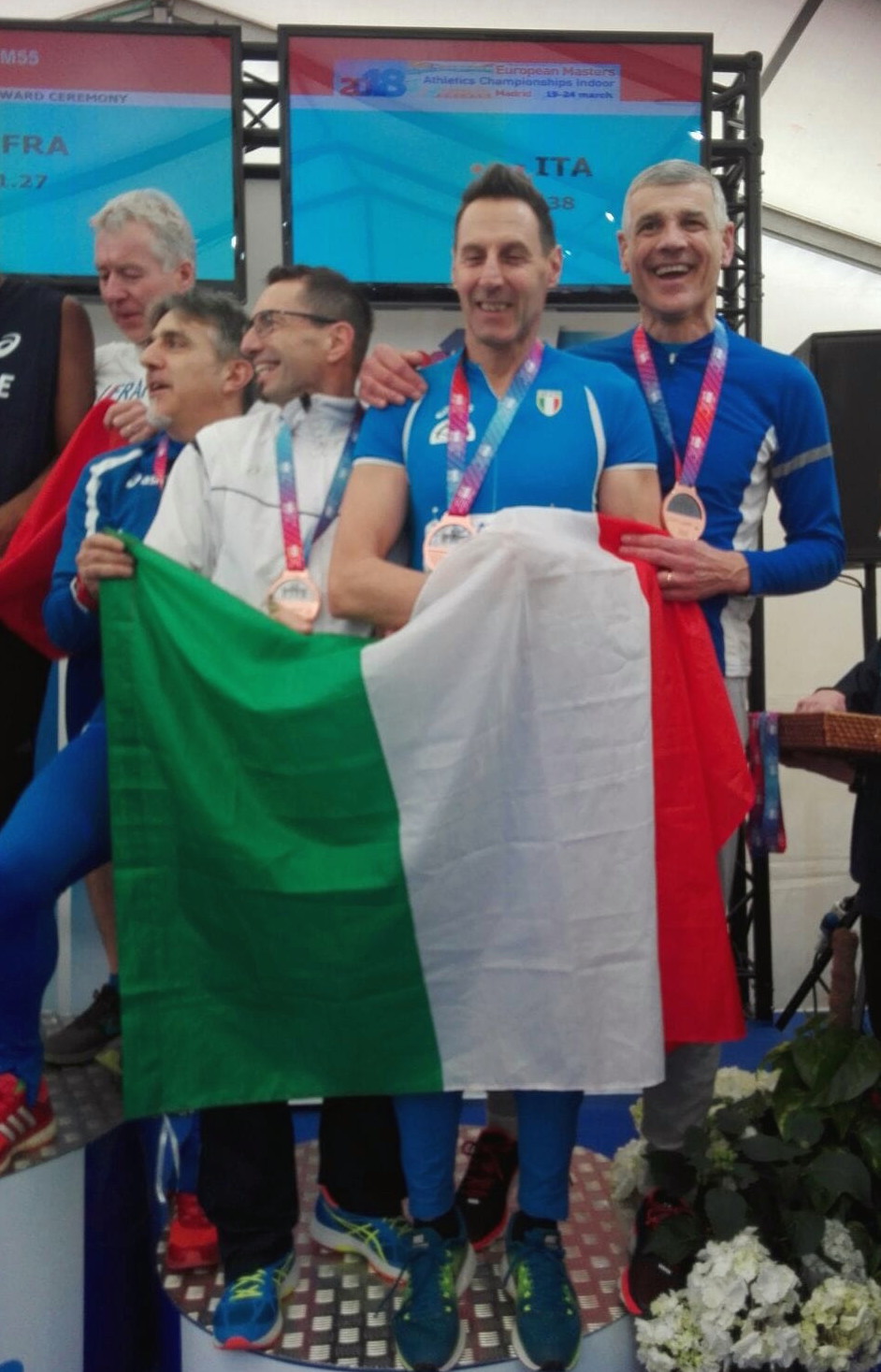 cescon-bronzo-europeo-4x200m.jpg